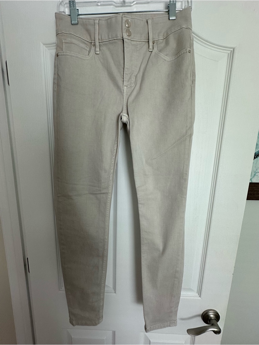 WHBM NWOT “The Skinny Ankle” Women's Beige Jeans! Never worn.